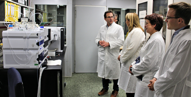 Im Labor f�r Pestizidanalytik (v.l.n.r.): Dr. Alexander Sch�chtele (Abteilungsleiter), MDin Isabel Kling, MRin Christine Baumgart und MLR-Praktikant Felix Romer. 