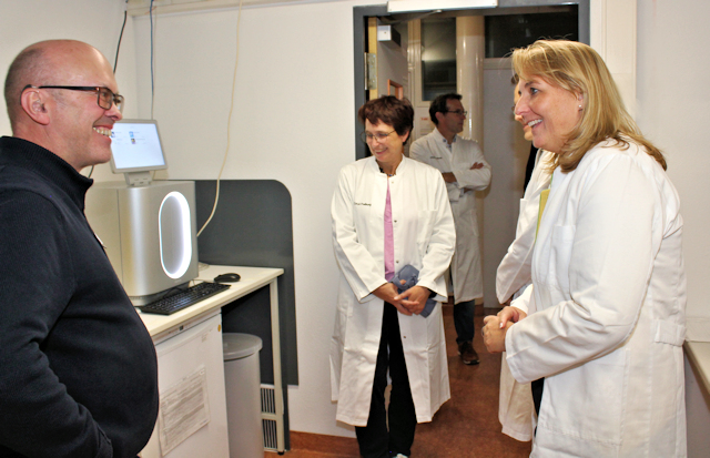 Stippvisite in der DNA-Analytik mit Laborleiter Dr. Klaus Pietsch (links).