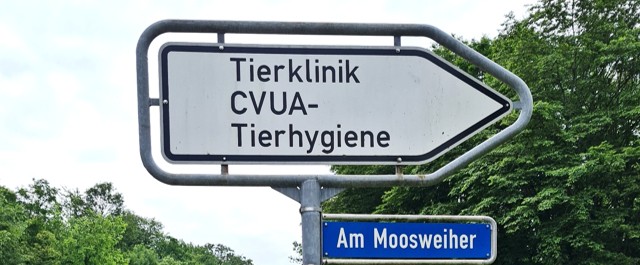 Abbildung 1: Wegweiser zum Dienstgebäude an der Abfahrt von der Elsässer Straße Abbildung 1: Wegweiser zum Dienstgebäude an der Abfahrt von der Elsässer Straße
