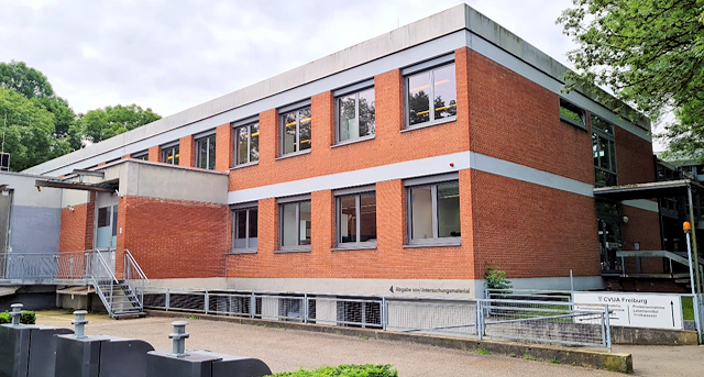 Abbildung 2: Blick auf das Dienstgebäude vom Parkplatz aus Abbildung 2: Blick auf das Dienstgebäude vom Parkplatz aus